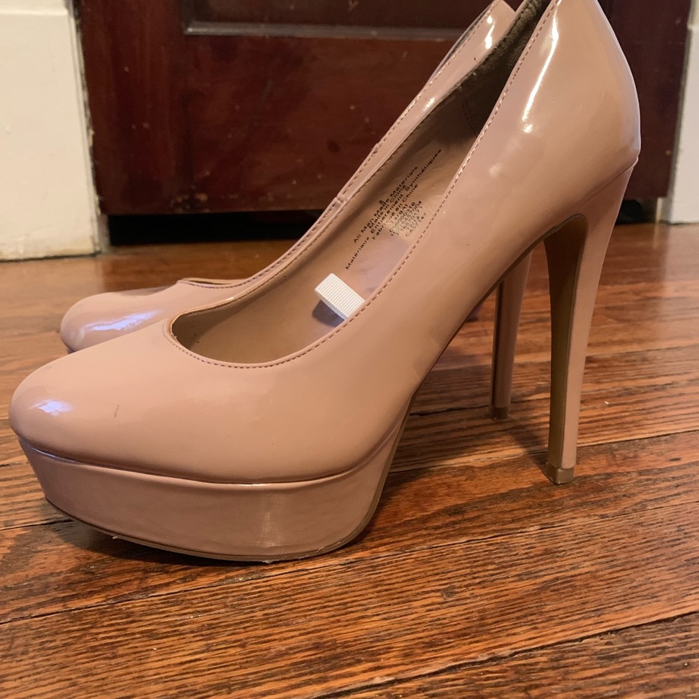 Nude pumps